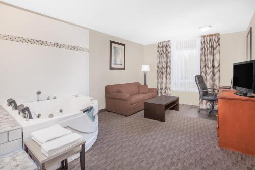Super 8 by Wyndham Athabasca AB Room Type - King Suite- Non-Smoking
