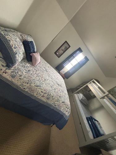 1 queen bed, 3 bunk beds