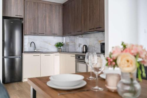 Spacious Apartments with Parking Near the Old Town by Noclegi Renters - image 4