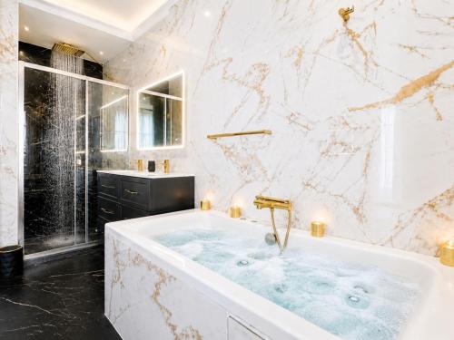 Majesticpearl - Suite 65 m2 avec jacuzzi et parking près de la gare