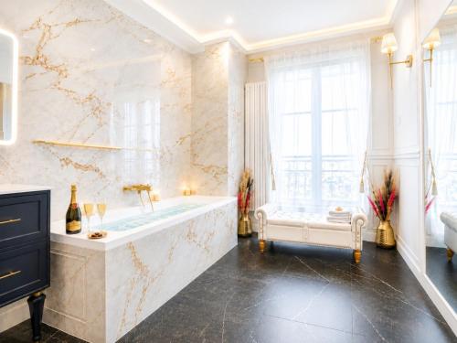 Majesticpearl - Suite 65 m2 avec jacuzzi et parking près de la gare