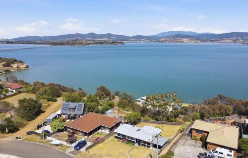 Ocean View Holiday Home - Easy Access to Hobart in Midway Point