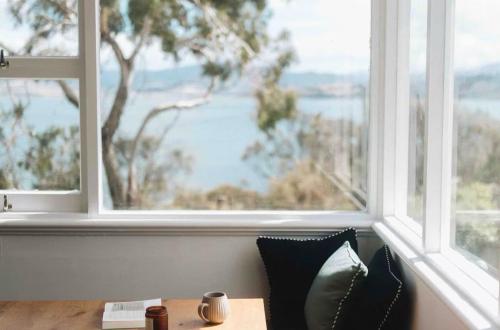 Ocean View Holiday Home - Easy Access to Hobart in Midway Point