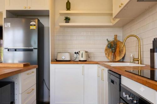 Ocean View Holiday Home - Easy Access to Hobart in Midway Point