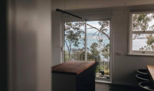 Ocean View Holiday Home - Easy Access to Hobart in Midway Point