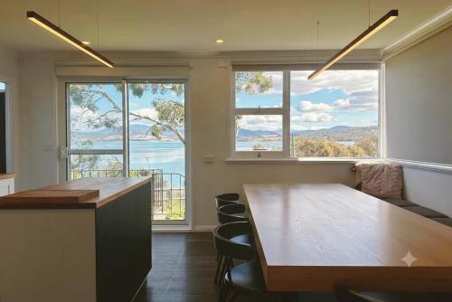Ocean View Holiday Home - Easy Access to Hobart in Midway Point