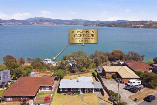 Ocean View Holiday Home - Easy Access to Hobart in Midway Point