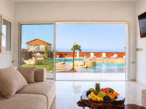Luxury Beachfront Villa with Pool and Jacuzzi in 埃扎拉(本阿魯斯)