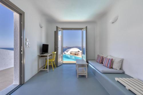 Ambassador Santorini Room Type - Petit Suite with Private Pool & Caldera View