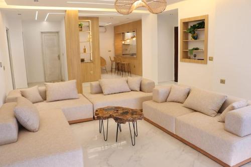 Luxury Beachfront Villa with Pool and Jacuzzi in 埃扎拉(本阿魯斯)