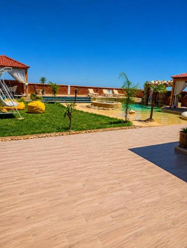 Luxury Beachfront Villa with Pool and Jacuzzi in 埃扎拉(本阿魯斯)