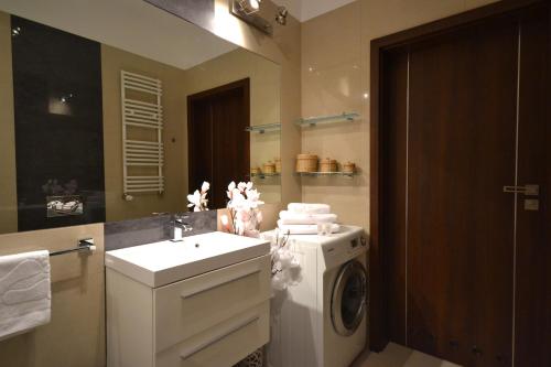 Senator Warsaw Apartments - image 10