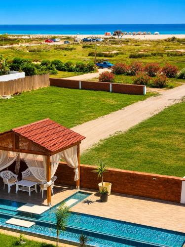 Luxury Beachfront Villa with Pool and Jacuzzi in 埃扎拉(本阿魯斯)