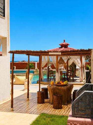 Luxury Beachfront Villa with Pool and Jacuzzi in 埃扎拉(本阿魯斯)