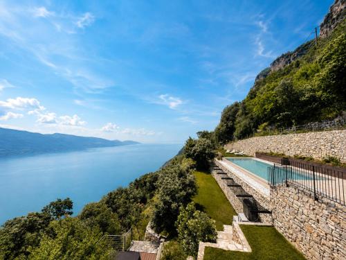 Villa Ethera - Iris Lake Escape by Theater Home