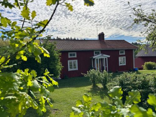 Villa Sakis - Historic Swedish Farm Cottage - Lake  Sauna in Finnshyttan
