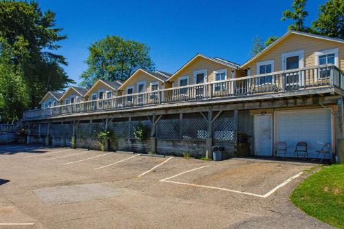 Half Moon Motel & Cottages