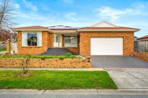 Generous Family Home Games Room Spa at Narre Warren in Berwick