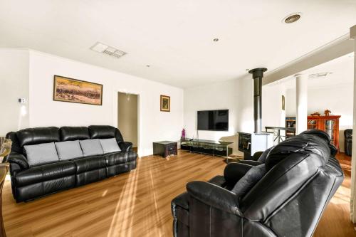 Generous Family Home Games Room Spa at Narre Warren in Berwick