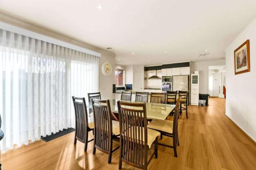 Generous Family Home Games Room Spa at Narre Warren in Berwick