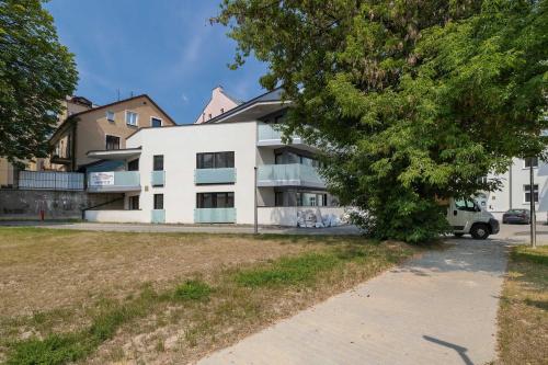 Klimatyzowany Apartament z Balkonem Miejscem do Pracy i Parkingiem by Renters Prestige - image 4
