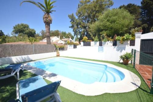 Villas junto a la playa con piscina privada.