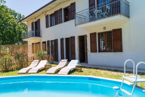 Aed, Villa Valle 16 with pool and hill views in Serrungarina