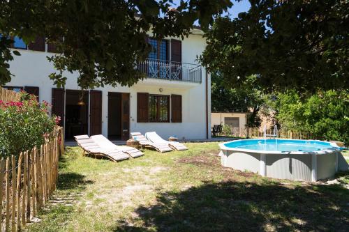 Aed, Villa Valle 16 with pool and hill views in Serrungarina