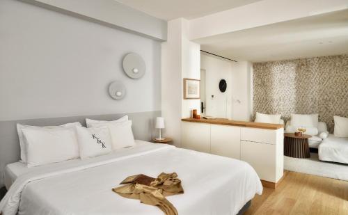 1 queen bed, 1 sofa bed