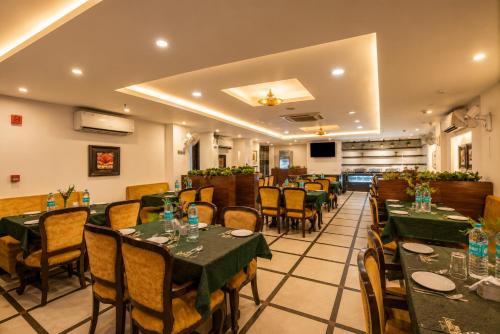 Nhà hàng, Airport La Sapphire Hotel & Restaurant with Free Airport Drop in New Delhi