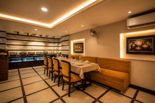 Nhà hàng, Airport La Sapphire Hotel & Restaurant with Free Airport Drop in New Delhi