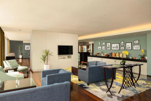 Bar/lounge, Hilton Bandung in Bandung Airport