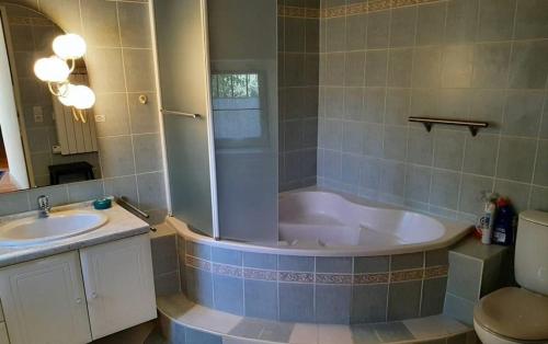 Vannituba, Villa élégante à Méjannes-lès-Alès avec piscine privée (Villa elegante a Mejannes-les-Ales avec piscine privee) in Mejannes-les-Ales