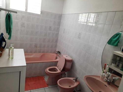 Bathroom, Maison accueillante avec vue sur la mer a Deshaies + Terrasse in Deshaies