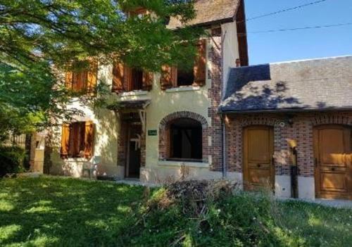 Maison chaleureuse à Cézy avec jardin clôturé gîte à louer Champvallon
