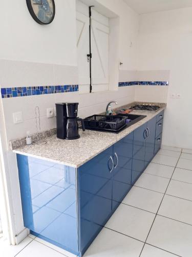 ห้องครัว, Maison confortable à Le Moule avec piscine partagée (Maison confortable a Le Moule avec piscine partagee) in เลอ มูล์