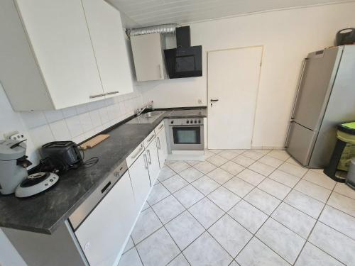 Kitchen, Cosy Apartment in Groß-Rohrheim – 87 m² – Sunny Terrace in Biblis