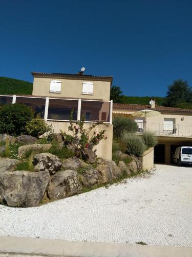 Maison accueillante à Nant avec piscine partagée gîte à louer Belvezet