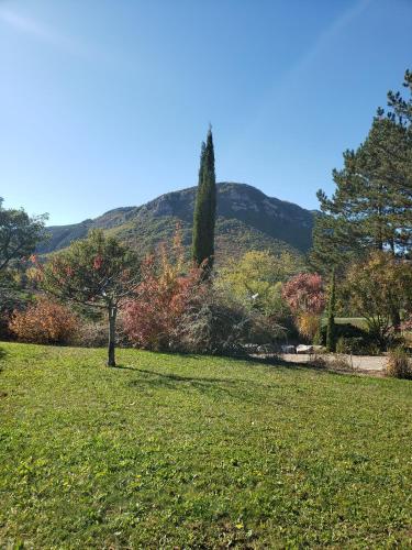 Kert, Bungalow confortable à Laragne-Montéglin avec vue montagneA (Bungalow confortable a Laragne-Monteglin avec vue montagneA) in Laragne-Monteglin