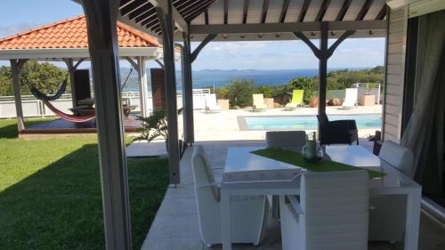 ระเบียง/ชานเรือน, Villa élégante avec piscine privée au Diamant et vue sur la mer (Villa elegante avec piscine privee au Diamant et vue sur la mer) in เลอ ยามัน