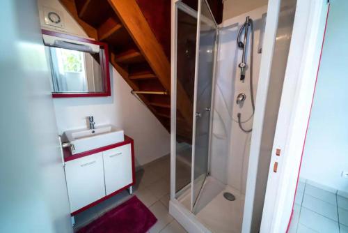 ฝักบัว, Maison charmante à Sainte-Anne avec piscine partagée. (Maison charmante a Sainte-Anne avec piscine partagee.) in เบราร์ด