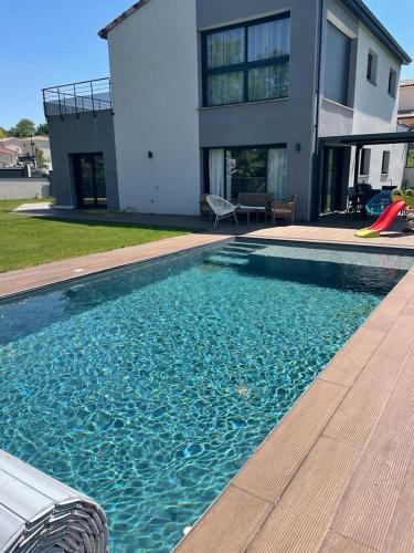 Villa spacieuse avec piscine à Deyme - 150 m² gîte à louer Corronsac