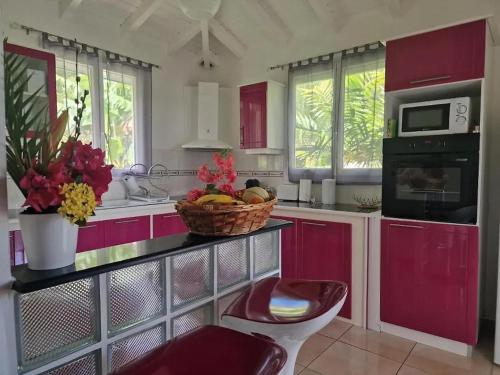 keuken, Maison lumineuse avec piscine au Moule in Le Moule