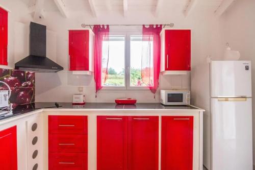 keuken, Maison lumineuse avec piscine au Moule in Le Moule