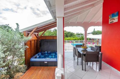 Buitenkant, Maison lumineuse avec piscine au Moule in Le Moule