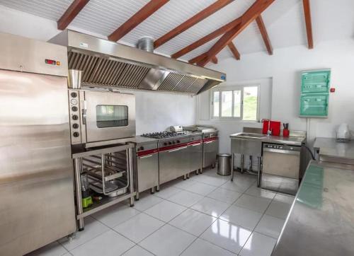 keuken, Maison lumineuse avec piscine au Moule in Le Moule