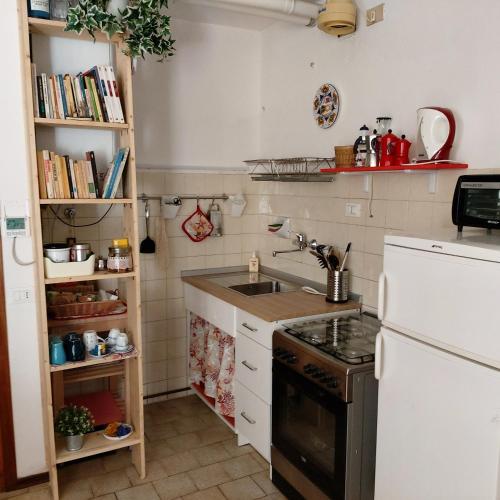 virtuve, Charming house in Marina di Ravenna with fenced garden in Marina Di Ravenna