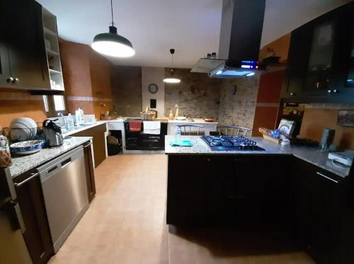 virtuve, Spacious villa with pool in Empalme de Vilar - 300 m², 8 guests in A Famelga