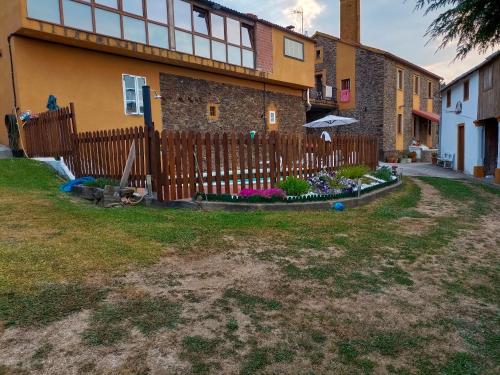 Skats, Spacious villa with pool in Empalme de Vilar - 300 m², 8 guests in A Famelga