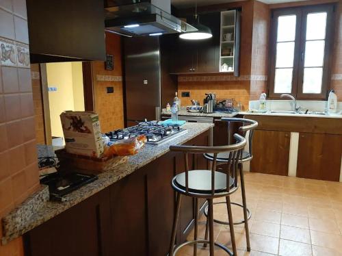 virtuve, Spacious villa with pool in Empalme de Vilar - 300 m², 8 guests in A Famelga